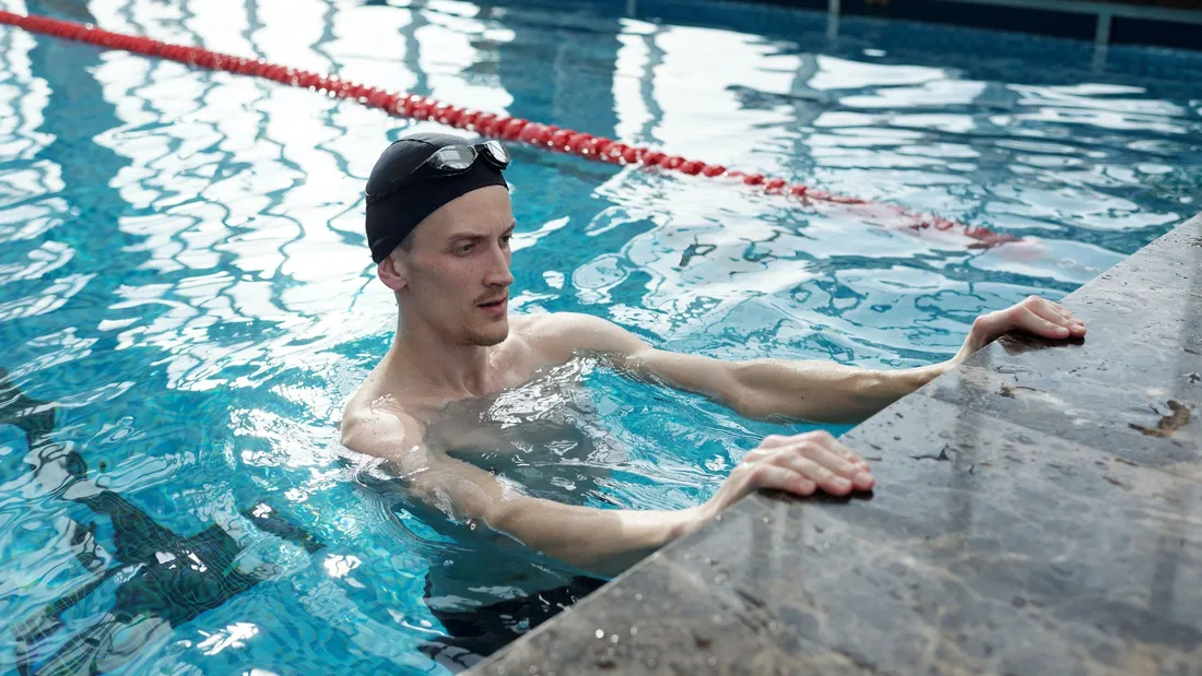 Bradley Barcola, attaquant international français, en action balle au pied